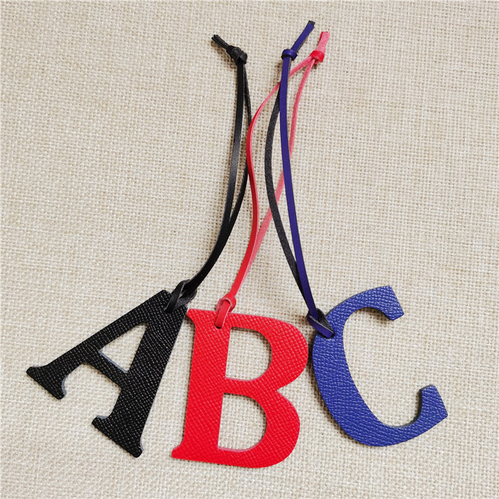 English Letter A B C D E F G A - Monogram Keychain Leather recensione e prezzo