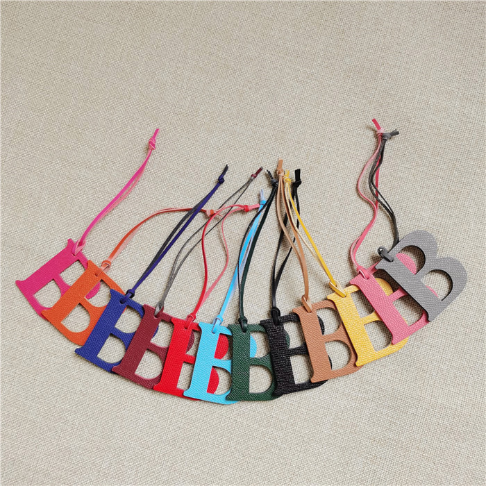 English Letter A B C D E F G A - Monogram Keychain Leather recensione e prezzo