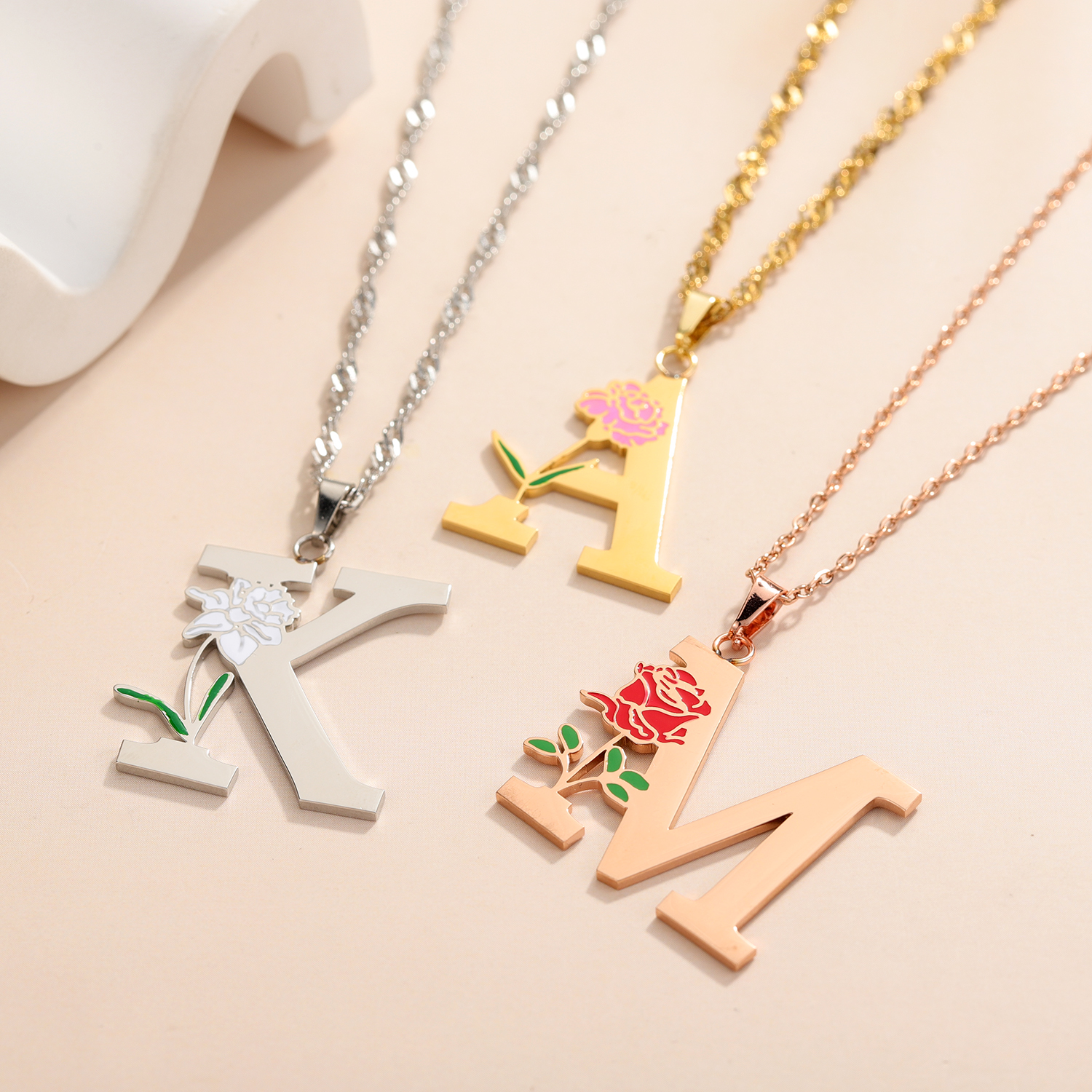 Custom Flower Initial Letter P - Birth Flower Necklace recensione e prezzo