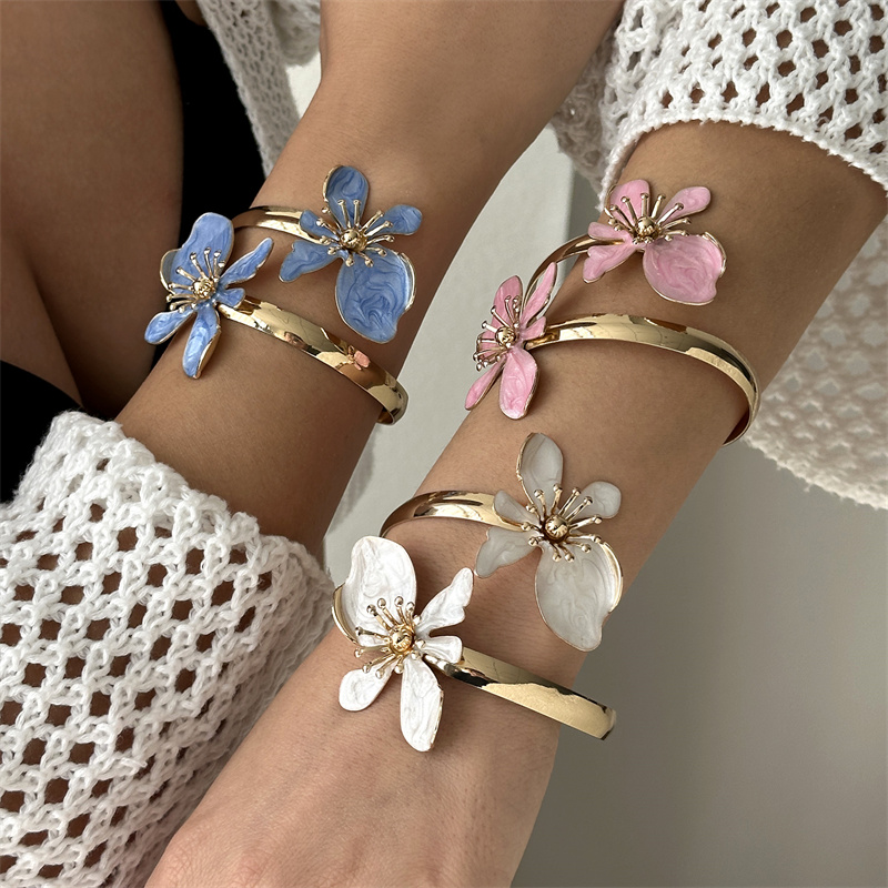 Elegant Enamel Flower Open Cuf - Coordinates Bracelet recensione e prezzo